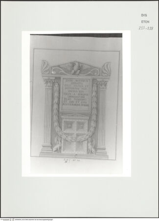 Vorderseite von Courtauld Institute, Conway Library [https://www.deutsche-digitale-bibliothek.de/content/lizenzen/rv-ez/] Grabmal mit Inschriftentafel, Girlande und Portal (Musée du Louvre, Paris) - , bh566834_recto. Foto.