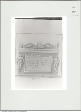 Vorderseite von Courtauld Institute, Conway Library [https://www.deutsche-digitale-bibliothek.de/content/lizenzen/rv-ez/] Grabmal mit Inschriftentafel und Reliefschmuck (Palazzo Mattei, Roma) - , bh566836_recto. Foto.