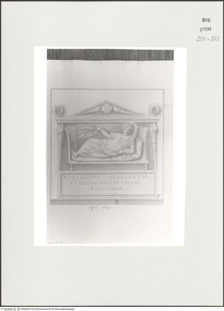 Vorderseite von Courtauld Institute, Conway Library [https://www.deutsche-digitale-bibliothek.de/content/lizenzen/rv-ez/] Grabmal mit Inschrift und weiblicher Liegefigur (Palazzo Mattei, Roma) - , bh566839_recto. Foto.