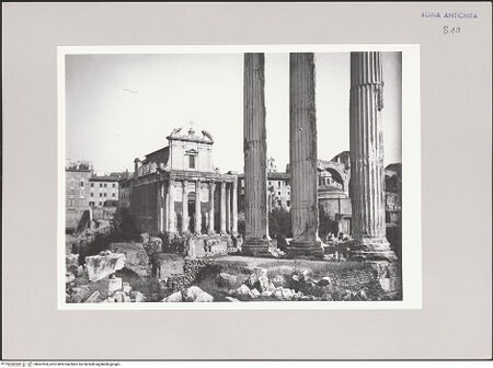 Vorderseite von ICCD [https://www.deutsche-digitale-bibliothek.de/content/lizenzen/rv-ez/] Forum Romanum - Blick vom Vicus Tuscus nach Nordosten zum Tempel der Antoninus und Faustina, im Vordergrund der Tempel der Castoren, im Hintergrund der Tempel des Divus Romolus und die Maxentius-Basilika, bh567003_recto. Foto.