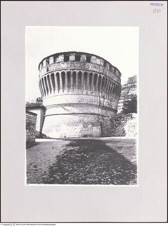 Vorderseite von ICCD [https://www.deutsche-digitale-bibliothek.de/content/lizenzen/rv-ez/] Torrione della Rocca - Schmalseite, bh567323_recto. Foto.