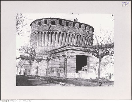 Vorderseite von ICCD [https://www.deutsche-digitale-bibliothek.de/content/lizenzen/rv-ez/] Torrione della Rocca - Längsseite, bh567324_recto. Foto.