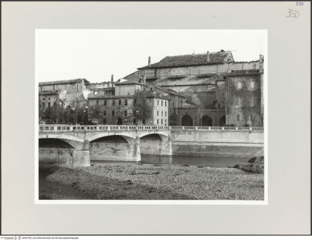 Vorderseite von Bibliotheca Hertziana [https://www.deutsche-digitale-bibliothek.de/content/lizenzen/rv-fz/] Palazzo della Pilotta - Westflügel und Ponte Giuseppe Verdi (nach der Bombardierung von 1944.05.13), bh567592_recto. Foto: Schmidt, Hans Werner.