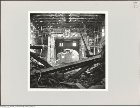 Vorderseite von Bibliotheca Hertziana [https://www.deutsche-digitale-bibliothek.de/content/lizenzen/rv-fz/] Palazzo della PilottaTeatro Farnese - Proszenium (Zustand nach Kriegszerstörung), bh567596_recto. Foto: Schmidt, Hans Werner.