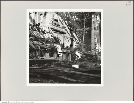 Vorderseite von Bibliotheca Hertziana [https://www.deutsche-digitale-bibliothek.de/content/lizenzen/rv-fz/] Palazzo della PilottaTeatro Farnese - Wand links des Proszeniums (Zustand nach Kriegszerstörung), bh567597_recto. Foto: Schmidt, Hans Werner.