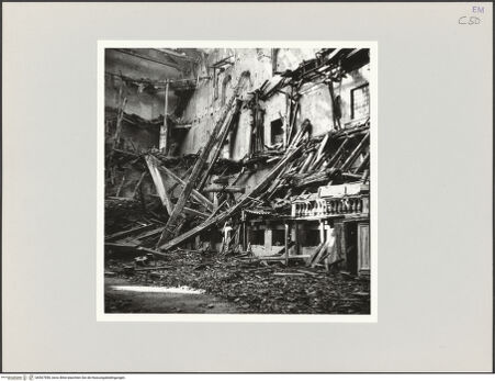 Vorderseite von Bibliotheca Hertziana [https://www.deutsche-digitale-bibliothek.de/content/lizenzen/rv-fz/] Palazzo della PilottaTeatro Farnese - Zerstörte Galerie, bh567598_recto. Foto: Schmidt, Hans Werner.