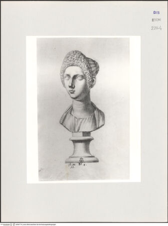 Vorderseite von Courtauld Institute, Conway Library [https://www.deutsche-digitale-bibliothek.de/content/lizenzen/rv-ez/] Kopf einer Frau mit hoher Lockenfrisur (Julia Titi?) (Statue, Uffizien, Florenz) - , bh567710_recto. Foto.