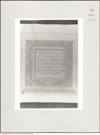 Vorderseite von Courtauld Institute, Conway Library [https://www.deutsche-digitale-bibliothek.de/content/lizenzen/rv-ez/] Serie von Zeichnungen nach einem antiken Grabmal (Uffizien, Florenz)Frontseite mit Inschrift - , bh567781_recto. Foto.