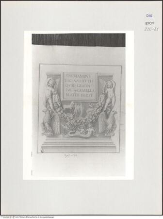 Vorderseite von Courtauld Institute, Conway Library [https://www.deutsche-digitale-bibliothek.de/content/lizenzen/rv-ez/] Serie von Zeichnungen nach einem dreiseitigen Opferaltar (Villa Medici, Rom)Frontseite mit Inschriftentafel, Putten, Satyrköpfen, Girlanden, Adlern und weiteren Ornamenten - , bh567786_recto. Foto.
