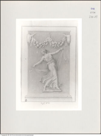 Vorderseite von Courtauld Institute, Conway Library [https://www.deutsche-digitale-bibliothek.de/content/lizenzen/rv-ez/] Serie von Zeichnungen nach einem antiken Grabmal (Uffizien, Florenz)Seitenansicht: Tanzende Mänade, Bukranien und Girlande - , bh567788_recto. Foto.