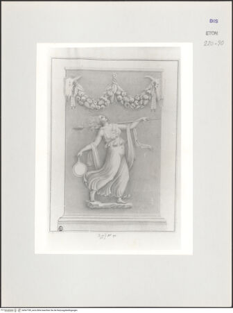 Vorderseite von Courtauld Institute, Conway Library [https://www.deutsche-digitale-bibliothek.de/content/lizenzen/rv-ez/] Serie von Zeichnungen nach einem antiken Grabmal (Uffizien, Florenz)Seitenansicht: Bukranien, Girlande und Mänade mit Thyrsos - , bh567789_recto. Foto.