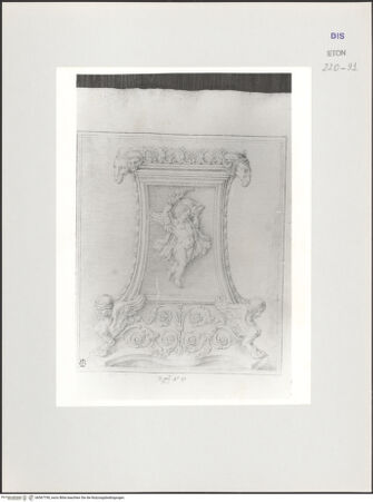 Vorderseite von Courtauld Institute, Conway Library [https://www.deutsche-digitale-bibliothek.de/content/lizenzen/rv-ez/] Serie von Zeichnungen nach einem dreiseitigen Sockel (Uffizien, Florenz)Ansicht einer Seite mit Widderköpfen, Sphingen, ornamentalem Schmuck und Puttenrelief - , bh567790_recto. Foto.