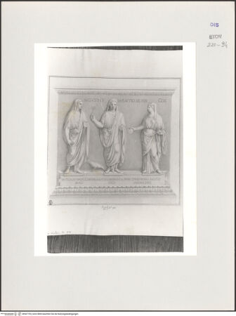 Vorderseite von Courtauld Institute, Conway Library [https://www.deutsche-digitale-bibliothek.de/content/lizenzen/rv-ez/] Serie von Zeichnungen nach einem Larenaltar (Uffizien, Florenz)Frontseite mit drei Gewandfiguren und Inschriften - , bh567793_recto. Foto.