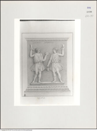 Vorderseite von Courtauld Institute, Conway Library [https://www.deutsche-digitale-bibliothek.de/content/lizenzen/rv-ez/] Serie von Zeichnungen nach einem Larenaltar (Uffizien, Florenz)Seitenansicht: Zwei Laren mit Tuniken und Lorbeerkränzen - , bh567794_recto. Foto.