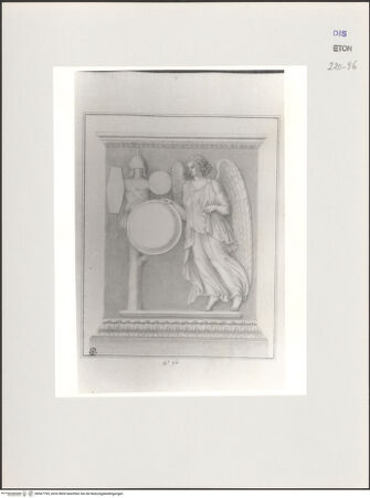 Vorderseite von Courtauld Institute, Conway Library [https://www.deutsche-digitale-bibliothek.de/content/lizenzen/rv-ez/] Serie von Zeichnungen nach einem Larenaltar (Uffizien, Florenz)Seitenansicht: Rüstung, Schild und Victoria - , bh567795_recto. Foto.