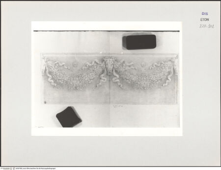 Vorderseite von Courtauld Institute, Conway Library [https://www.deutsche-digitale-bibliothek.de/content/lizenzen/rv-ez/] Relief mit Girlanden und Bukranien (Villa Medici, Roma) - , bh567800_recto. Foto.