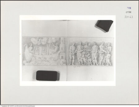 Vorderseite von Courtauld Institute, Conway Library [https://www.deutsche-digitale-bibliothek.de/content/lizenzen/rv-ez/] Drei männliche Figuren auf einem Schiff. Männergruppe (Relief, Villa Medici, Roma) - , bh567801_recto. Foto.