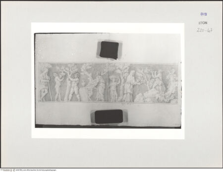 Vorderseite von Courtauld Institute, Conway Library [https://www.deutsche-digitale-bibliothek.de/content/lizenzen/rv-ez/] Zeichnungen nach einem antiken Sarkophagrelief (Villa Medici, Rom)Linker Teil: Opferszene (?) - , bh567802_recto. Foto.