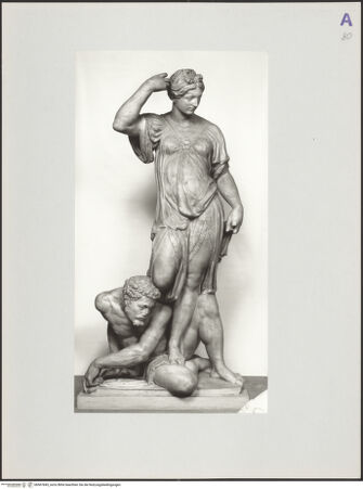 Vorderseite von Hirmer Fotoarchiv [https://www.deutsche-digitale-bibliothek.de/content/lizenzen/rv-ez/] Victoria-Gruppe - Frontalansicht, bh567845_recto. Foto.