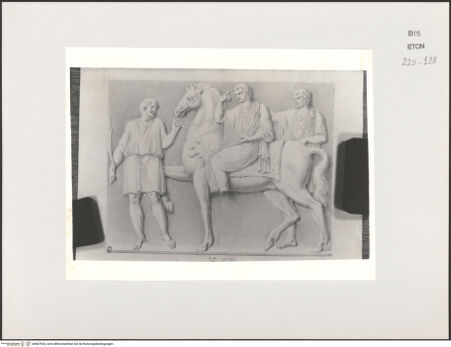 Vorderseite von Courtauld Institute, Conway Library [https://www.deutsche-digitale-bibliothek.de/content/lizenzen/rv-ez/] Reiter und zwei bärtige Männer (Relief, Palazzo Altemps, Rom) - , bh567943_recto. Foto.