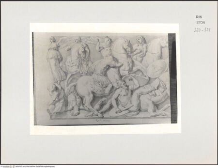 Vorderseite von Courtauld Institute, Conway Library [https://www.deutsche-digitale-bibliothek.de/content/lizenzen/rv-ez/] Serie von Zeichnungen nach einem antiken Sarkophagrelief mit Schlachtenszene (Palazzo Altemps, Rom)Linker Teil - , bh567952_recto. Foto.