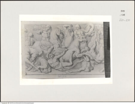 Vorderseite von Courtauld Institute, Conway Library [https://www.deutsche-digitale-bibliothek.de/content/lizenzen/rv-ez/] Serie von Zeichnungen nach einem antiken Sarkophagrelief mit Schlachtenszene (Palazzo Altemps, Rom)Mittlerer Teil - , bh567953_recto. Foto.