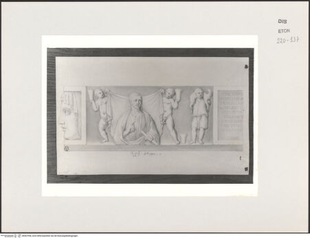 Vorderseite von Courtauld Institute, Conway Library [https://www.deutsche-digitale-bibliothek.de/content/lizenzen/rv-ez/] Zeichnungen nach einem antiken Sarkophagdeckel (Villa Ludovisi, Rom)Linker Teil mit Maske, Brustbild eines Mannes, Putten und Teil der Inschrift - , bh567958_recto. Foto.