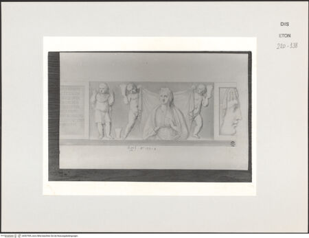 Vorderseite von Courtauld Institute, Conway Library [https://www.deutsche-digitale-bibliothek.de/content/lizenzen/rv-ez/] Zeichnungen nach einem antiken Sarkophagdeckel (Villa Ludovisi, Rom)Rechter Teil mit Maske, Brustbild einer Frau, Putten und Teil der Inschrift - , bh567959_recto. Foto.