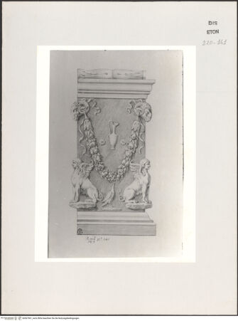 Vorderseite von Courtauld Institute, Conway Library [https://www.deutsche-digitale-bibliothek.de/content/lizenzen/rv-ez/] Zeichnungen nach einem antiken Grabmal mit ornamentalem Schmuck (Palazzo Altemps, Rom)Seitenansicht - , bh567961_recto. Foto.