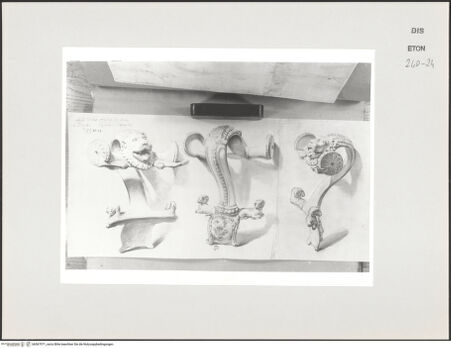 Vorderseite von Courtauld Institute, Conway Library [https://www.deutsche-digitale-bibliothek.de/content/lizenzen/rv-ez/] Drei dekorative Henkel (Palazzo Foscari (?), Venedig) - , bh567971_recto. Foto.