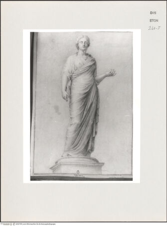 Vorderseite von Courtauld Institute, Conway Library [https://www.deutsche-digitale-bibliothek.de/content/lizenzen/rv-ez/] Weibliche Gewandfigur, restauriert als Muse (Urania?) (Statue, Musei Capitolini?, Rom) - , bh567999_recto. Foto.