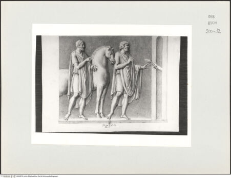 Vorderseite von Courtauld Institute, Conway Library [https://www.deutsche-digitale-bibliothek.de/content/lizenzen/rv-ez/] Zwei männliche Gewandfiguren mit Pferd (Relief, Palazzo Gaddi, Florenz) - , bh568018_recto. Foto.