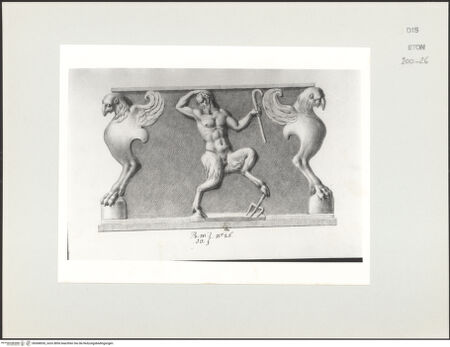 Vorderseite von Courtauld Institute, Conway Library [https://www.deutsche-digitale-bibliothek.de/content/lizenzen/rv-ez/] Serie von Zeichnungen nach einer dreiseitigen Basis mit Reliefschmuck (Galleria degli Uffizi, Florenz)Pan - , bh568030_recto. Foto.