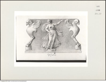 Vorderseite von Courtauld Institute, Conway Library [https://www.deutsche-digitale-bibliothek.de/content/lizenzen/rv-ez/] Serie von Zeichnungen nach einer dreiseitigen Basis mit Reliefschmuck (Galleria degli Uffizi, Florenz)Tanzende Mänade - , bh568031_recto. Foto.