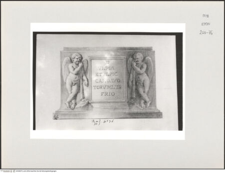 Vorderseite von Courtauld Institute, Conway Library [https://www.deutsche-digitale-bibliothek.de/content/lizenzen/rv-ez/] Sarkophag mit Inschriftentafel und zwei Putten (Galleria degli Uffizi, Florenz) - , bh568079_recto. Foto.