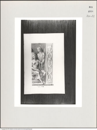 Vorderseite von Courtauld Institute, Conway Library [https://www.deutsche-digitale-bibliothek.de/content/lizenzen/rv-ez/] Zeichnungen nach einem antiken Relief (Galleria degli Uffizi, Florenz)Sitzende weibliche und stehende männliche Figur (rechter Teil des Reliefs) - , bh568084_recto. Foto.