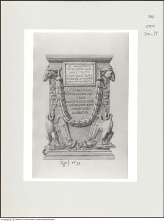 Vorderseite von Courtauld Institute, Conway Library [https://www.deutsche-digitale-bibliothek.de/content/lizenzen/rv-ez/] Zeichnungen nach einem antiken Grabmal mit Reliefschmuck (Palazzo Niccolini, Florenz)Frontansicht mit Inschriftentafel - , bh568104_recto. Foto.