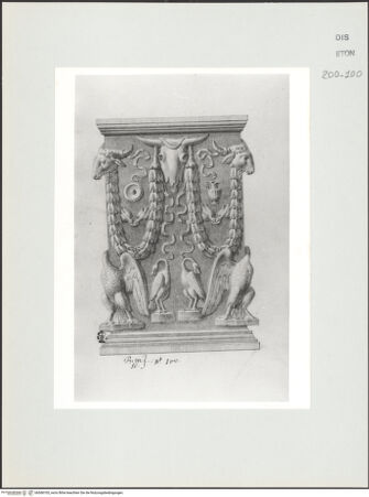 Vorderseite von Courtauld Institute, Conway Library [https://www.deutsche-digitale-bibliothek.de/content/lizenzen/rv-ez/] Zeichnungen nach einem antiken Grabmal mit Reliefschmuck (Palazzo Niccolini, Florenz)Seitenansicht mit Bucranium, Girlanden und Pelikanen - , bh568105_recto. Foto.