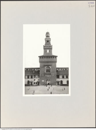 Vorderseite von Bibliotheca Hertziana [https://www.deutsche-digitale-bibliothek.de/content/lizenzen/rv-fz/] Castello SforzescoSüdöstliche Mauer - Turm des Filarete, nordwestliche Fassade, bh568325_recto. Foto: Schmidt, Hans Werner.