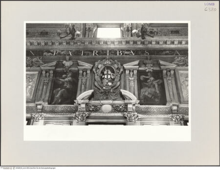 Vorderseite von Bibliotheca Hertziana [https://www.deutsche-digitale-bibliothek.de/content/lizenzen/rv-fz/] Dekoration mit mythologischen Darstellungen und Büsten - Detail: obere Wandzone und Gewölbeansatz (vor der Zerstörung), bh568343_recto. Foto: Schmidt, Hans Werner.