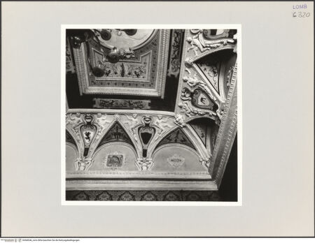 Vorderseite von Bibliotheca Hertziana [https://www.deutsche-digitale-bibliothek.de/content/lizenzen/rv-fz/] Dekoration mit Grotesken und Wappen flankiert von Putten - Detail, bh568346_recto. Foto: Schmidt, Hans Werner.