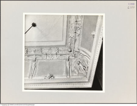 Vorderseite von Bibliotheca Hertziana [https://www.deutsche-digitale-bibliothek.de/content/lizenzen/rv-fz/] Dekoration mit Putten, Grotesken und Mascarons - Detail, bh568347_recto. Foto: Schmidt, Hans Werner.