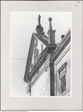 Vorderseite von Sigismondi, Roberto [https://www.deutsche-digitale-bibliothek.de/content/lizenzen/rv-fz/] Chiesa della Madonna delle GrazieSanta Maria delle Grazie - Fassade, Detail: Tympanon, bh568530_recto. Foto: Sigismondi, Roberto.