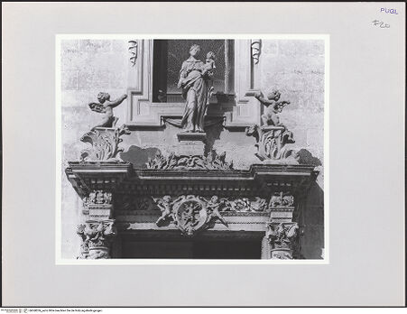 Vorderseite von Sigismondi, Roberto [https://www.deutsche-digitale-bibliothek.de/content/lizenzen/rv-fz/] Eingangsportal - Detail: Portalbekrönung, bh568536_recto. Foto: Sigismondi, Roberto.