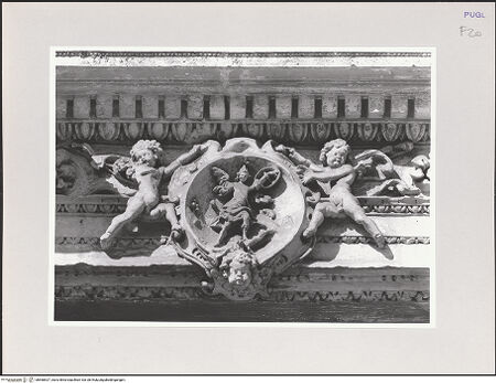 Vorderseite von Sigismondi, Roberto [https://www.deutsche-digitale-bibliothek.de/content/lizenzen/rv-fz/] Eingangsportal - Architrav, Detail: Relief, bh568537_recto. Foto: Sigismondi, Roberto.