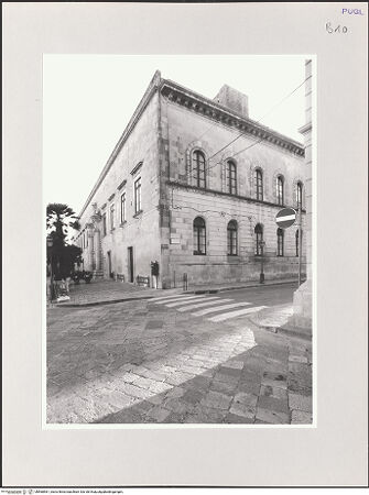 Vorderseite von Sigismondi, Roberto [https://www.deutsche-digitale-bibliothek.de/content/lizenzen/rv-fz/] Palazzo CapecePalazzo Baronale - Schrägansicht der Hauptfassade und der rechten Flanke, bh568561_recto. Foto: Sigismondi, Roberto.