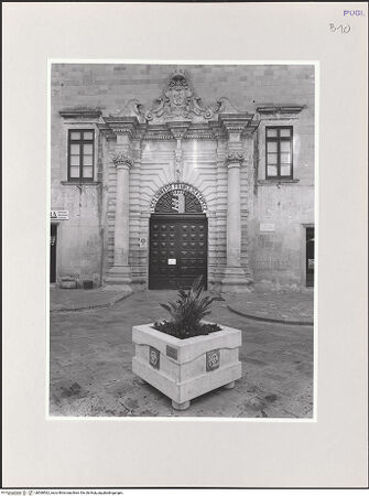 Vorderseite von Sigismondi, Roberto [https://www.deutsche-digitale-bibliothek.de/content/lizenzen/rv-fz/] Portal mit Wappen der Famiglia Capece-Castriota - Gesamtansicht, bh568562_recto. Foto: Sigismondi, Roberto.