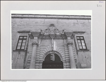 Vorderseite von Sigismondi, Roberto [https://www.deutsche-digitale-bibliothek.de/content/lizenzen/rv-fz/] Portal mit Wappen der Famiglia Capece-Castriota - Detail, bh568563_recto. Foto: Sigismondi, Roberto.