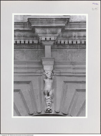 Vorderseite von Sigismondi, Roberto [https://www.deutsche-digitale-bibliothek.de/content/lizenzen/rv-fz/] Portal mit Wappen der Famiglia Capece-Castriota - Detail: Schlussstein, bh568564_recto. Foto: Sigismondi, Roberto.