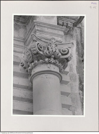 Vorderseite von Sigismondi, Roberto [https://www.deutsche-digitale-bibliothek.de/content/lizenzen/rv-fz/] Portal mit Wappen der Famiglia Capece-Castriota - Detail: Kapitell, bh568565_recto. Foto: Sigismondi, Roberto.